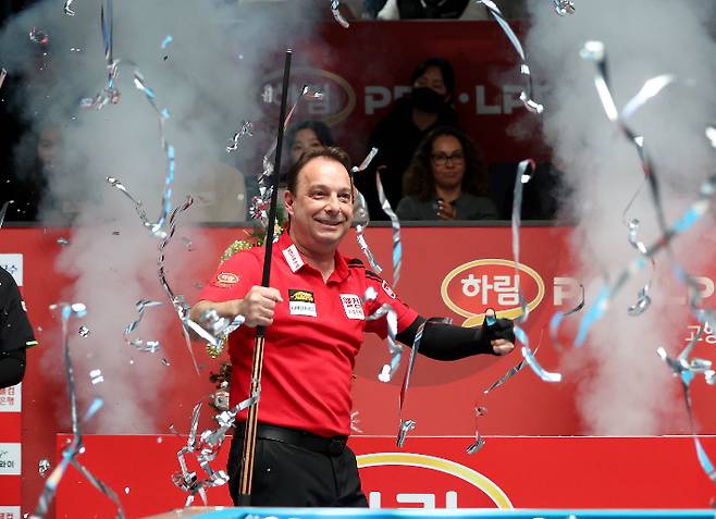 산체스가 7일 경기도 '고양 킨텍스 PBA 스타디움'에서 열린 2025-26시즌 8차 투어 '하림 PBA 챔피언십' 남자부 결승에서 승리한 뒤 기뻐하고 있다. PBA