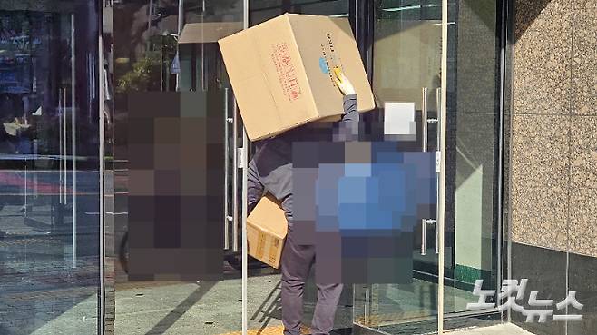 배송 물건을 짊어진 A씨. 고상현 기자