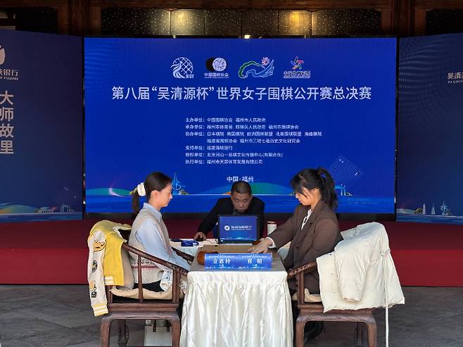 '오청원배' 결승 1국, 김은지 9단( 사진 왼쪽) vs 최정 9단. 한국기원 제공