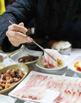 민박집 사장님이 갓 잡아온 감성돔으로 회를 떠줬다. 젓가락으로 회를 가득 집어 입안에 넣어본다.