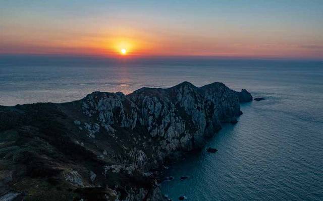 가거도 일몰. 용틀임하는 섬등반도와 망망대해를 뒤로한 채 해가 지고 있다. 우리나라에서 해가 가장 늦게 지는 곳이다.
