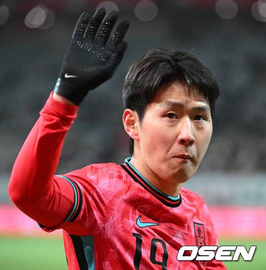 [OSEN=서울월드컵경기장, 이대선 기자] 홍명보호가 어려운 경기 끝에 2025년 마지막 A매치를 승리로 장식했다.홍명보 감독이 이끄는 한국 축구대표팀은 18일 오후 8시 서울월드컵경기장에서 열린&nbsp;11월 A매치 두 번째 친선경기에서&nbsp;'아프리카 강호' 가나를 상대로 1-0 승리했다.내달 2026 국제축구연맹(FIFA) 북중미 월드컵 조 추첨을 앞두고 열리는 마지막 평가전이었다.&nbsp;한국은 가나까지 잡아내면서 사상 최초로&nbsp;월드컵 포트 2를 확정하게 됐다.후반 대한민국 이강인이 교체되며 관중석을 향해 인사를 하고 있다. 2025.11.18 /sunday@osen.co.kr