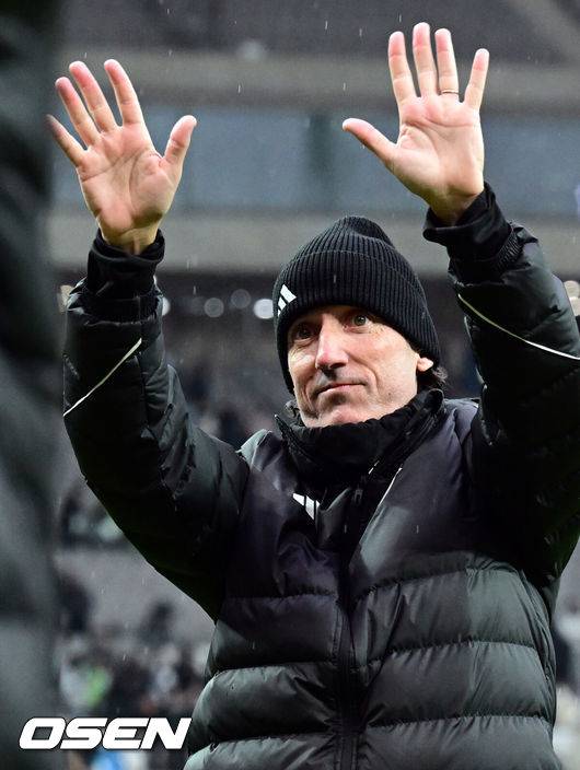 [OSEN=상암월드컵경기장, 조은정 기자] 전북현대가 끝내 정상에 섰다. 연장전 혈투 끝에 광주FC를 2-1로 꺾고 2025 하나은행 코리아컵 우승을 차지했다. 120분 동안 퇴장·부상·논란 상황이 뒤섞인 결승전이었지만, 마지막에 웃은 팀은 전북이었다.전북현대는 6일 오후 1시 30분 서울월드컵경기장에서 열린 2025 하나은행 코리아컵 결승전에서 광주FC와 맞붙어 2-1로 승리했다.전북 타노스 코치가 서포터즈를 향해 인사하고 있다. 2025.12.06 /cej@osen.co.kr