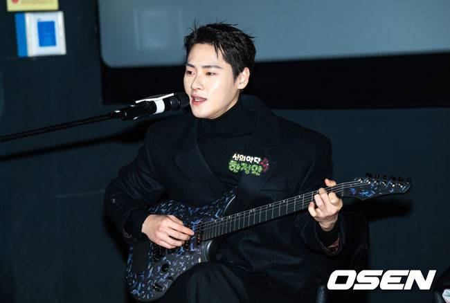 [OSEN=박준형 기자] 8일 오전 서울 용산아이파크몰 내 용산 CGV에서 영화 '신의 악단' 제작보고회가 진행됐다.‘신의악단’은 북한에 외화벌이를 위해 가짜 찬양단이 창설되며 벌어지는 이야기를 그린 작품으로 이날 제작보고회에는 김형협&nbsp;감독과 배우 박시후, 정진운,&nbsp;태항호,&nbsp;장지건,&nbsp;한정완,&nbsp;문경민, 고혜진, 최선자, 서동원, 강승완, 신한결이 참석했다. 한정완이 기타 연주를 보이고 있다.     2025.12.08 / soul1014@osen.co.kr