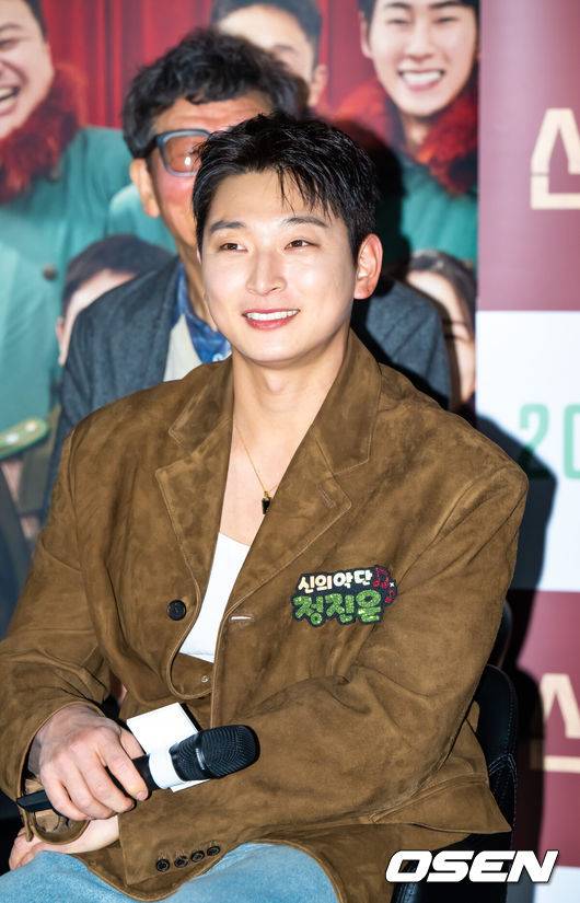 [OSEN=박준형 기자] 8일 오전 서울 용산아이파크몰 내 용산 CGV에서 영화 '신의 악단' 제작보고회가 진행됐다.‘신의악단’은 북한에 외화벌이를 위해 가짜 찬양단이 창설되며 벌어지는 이야기를 그린 작품으로 이날 제작보고회에는 김형협&nbsp;감독과 배우 박시후, 정진운,&nbsp;태항호,&nbsp;장지건,&nbsp;한정완,&nbsp;문경민, 고혜진, 최선자, 서동원, 강승완, 신한결이 참석했다. 배우 정진운이 미소 짓고 있다.     2025.12.08 / soul1014@osen.co.kr