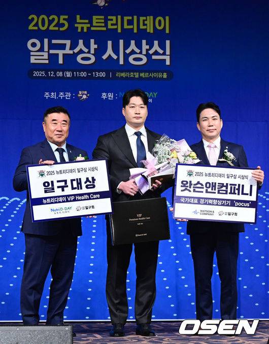 [OSEN=최규한 기자] 8일 오전 서울 청담동 리베라호텔에서 ‘2025 일구상 시상식’이 열렸다.이번 일구상은 최고 투수상 삼성 원태인, 최고 타자상 키움 송성문, 신인왕으로 KT 안현민 등을 선정했다.오승환이 일구대상을 수상한 뒤 포즈를 취하고 있다. 2025.12.08 / dreamer@osen.co.kr