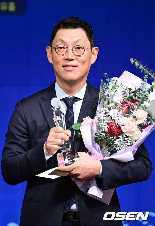 [OSEN=최규한 기자] 8일 오전 서울 청담동 리베라호텔에서 ‘2025 일구상 시상식’이 열렸다.이번 일구상은 최고투수상 삼성 원태인, 최고타자상 키움 송성문, 신인왕으로 KT 안현민 등을 선정했다.프로 지도자상을 수상한 LG 김정준 수석코치가 미소짓고 있다. 2025.12.08 / dreamer@osen.co.kr