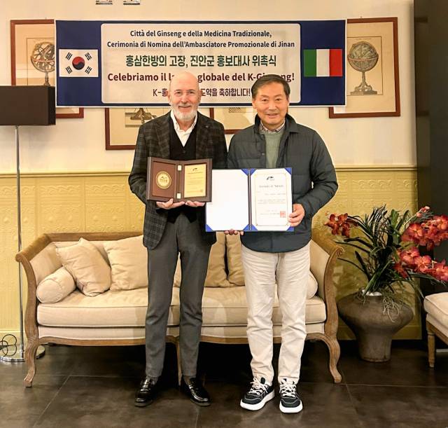 ▲ⓒ전춘성 진안군수가 이탈리아 움베르토 나르디 박사에게 '군 홍보대사'로 위촉하고있다