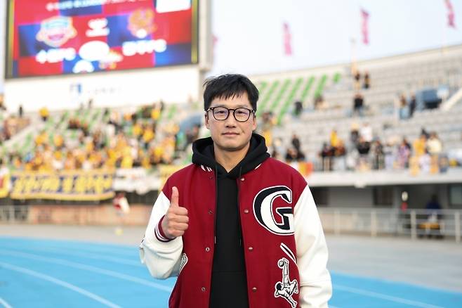 이정효 광주FC 감독이 지난달 30일 수원종합운동장에서 열린 2025 K리그1 최종 38라운드 수원FC와의 원정 경기에서 1-0으로 승리한 뒤 기뻐하고 있다. K리그 제공