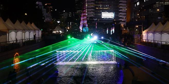 서울 청계천 복원 20주년 기념행사에서 레이저 아트가 청계천 위를 수놓고 있다. 이날 행사는 서울 청계광장에서 열렸다. 2025년 10월 1일. 뉴시스