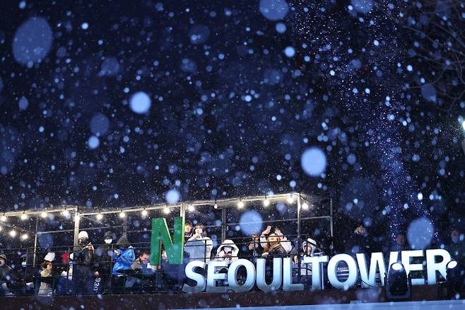 서울 남산 일대에 눈이 내리고 있다. 12월 4일 현재 서울·인천·경기·강원 지역에는 대설주의보가 발효 중이다. 2025.12.04 뉴시스