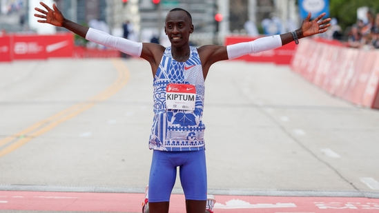 2023년 10월 미국 시카고마라톤에서 2시간 35초 세계기록을 작성한 케냐 마라토너 켈빈 킵툼. 이듬해 2월 고산지대 훈련을 마치고 복귀하던 차량이 전복되는 사고로 세상을 떠났다. 시카고 AFP 연합뉴스