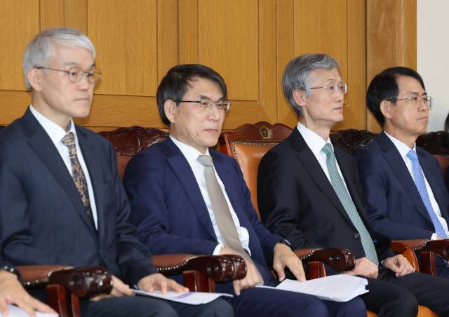 조희대 대법원장과 대법관들이 5일 오후 서울 서초구 대법원에서 열린 전국법원장회의에 참석해 자리에 앉아 있다. 뉴스1