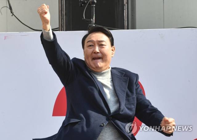 2022년 3월 7일 당시 윤석열 국민의힘 대선 후보가 경기 하남시 신장동 스타필드 앞에서 열린 유세에서 어퍼컷 세리머니를 하고 있다. 연합뉴스