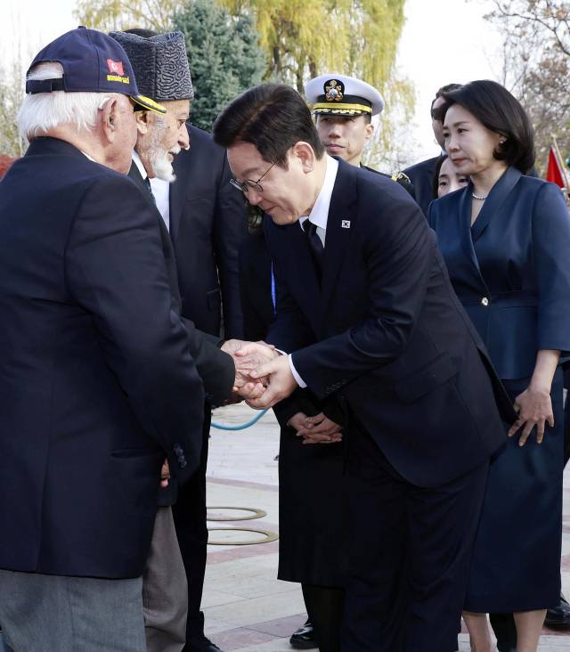 튀르키예를 국빈 방문 중인 이재명 대통령이 25일(현지시간) 앙카라 한국공원 한국전 참전 기념탑에서 헌화를 마친 뒤 참전 용사와 인사하고 있다. 연합뉴스