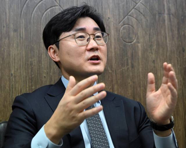 이영현 법무법인 이래 변호사가 서울경제신문과의 인터뷰에서 북한 생활과 탈북 과정 등을 이야기하고 있다. 성형주 기자