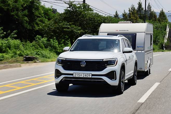 폭스바겐코리아가 3040 세대의 ‘픽셀라이프’를 겨냥한 대형 SUV ‘아틀라스’를 선보였다. 동급 최대 실내 공간을 갖춰 성인 7명이 탑승해도 넉넉하며, 2열과 3열 폴딩 시 최대 2735L의 적재 용량을 자랑한다. 가격은 6700만 원대부터다. 사진제공 ｜폭스바겐코리아