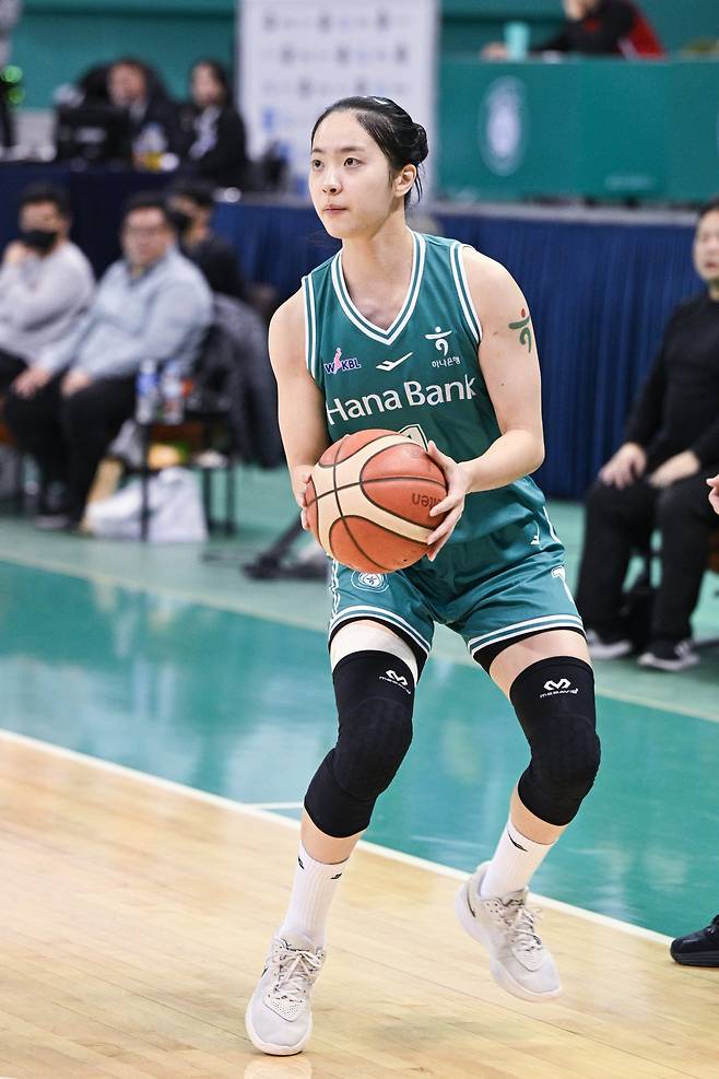 하나은행 박소희는 8일 부천서 열린 신한은행과 홈경기서 3점슛을 던지고 있다. 그는 개인 한 경기 최다 3점슛 성공 타이기록을 세우며 5연승에 힘을 보탰다. 사진제공｜WKBL