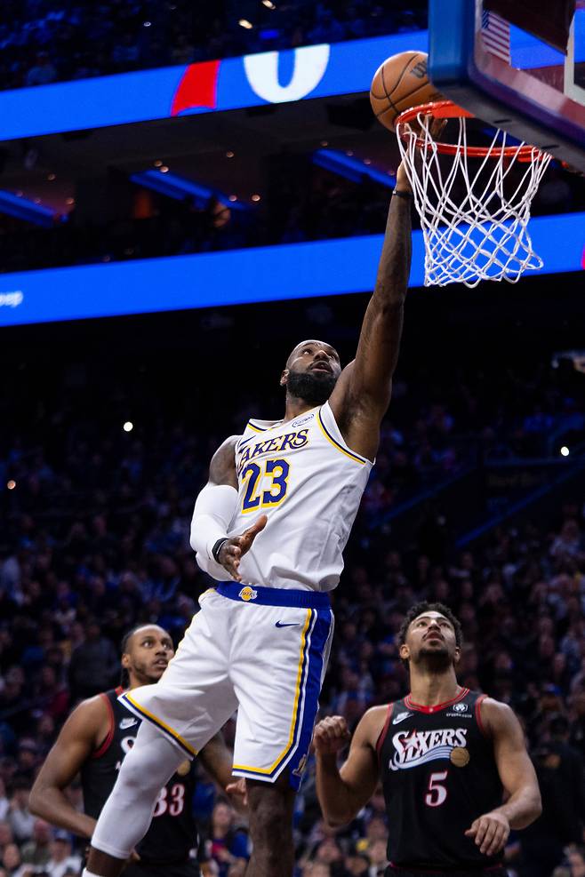 르브론 제임스가 8일 미국 펜실베이니아주 필라델피아의 엑스피니티 모바일 아레나에서 열린 필라델피아 세븐티식서스와 2025~2026 미국프로농구 정규리그 원정 경기에서 슛하고 있다.   필라델피아 | AP연합뉴스