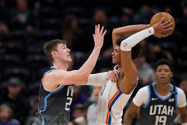 우스만 디엥(오른쪽)이 8일 미국 유타주 솔트레이크시티의 델타 센터에서 열린 유타 재즈와의 2025~2026 미국프로농구 원정 경기에서 패스할 곳을 찾고 있다.  솔트레이크시티 | AP연합뉴스