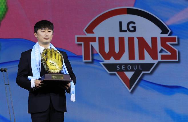 1일 서울 광진구 그랜드워커힐 호텔에서 열린 한국프로야구선수협회 시상식인 2025컴투스프로야구 리얼 글러브 어워드에서 2루수 부문을 수상한 LG 신민재가 수상 후 기념사진을 촬영하고 있다. 연합뉴스