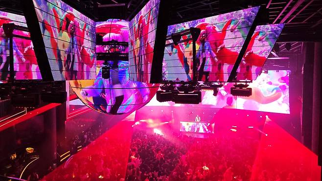 크로마의 명물 ‘베네치안 K-스피어’가 작동하는 모습. 파라다이스시티 고유의 디자인이다.