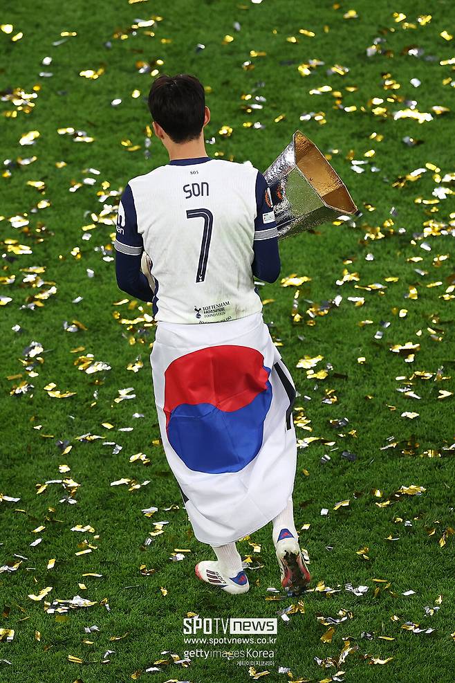 ▲ 토트넘 전문매체 ‘스퍼스 아미’에 따르면, 런던 하이로드 일대에 찰칵 세리머니를 형상화한 그래피티가 나타나기 시작했다. 일부 영상에서는 ‘SON SEVEN LEGEND’라는 문구까지 확인됐고 태극기도 손흥민의 벽화에 그려질 것으로 알려졌다.