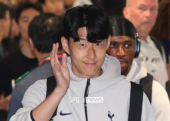 ▲ 런던에 영구히 남겨진 이 벽화는 바로 그 진심 어린 인사의 확장판이다. 팬들은 벽화 앞에서 시간을 보내고, 거리를 지나던 사람들에게 계속해서 손흥민의 존재감을 피력할 예정이다.&nbsp; ⓒ곽혜미 기자