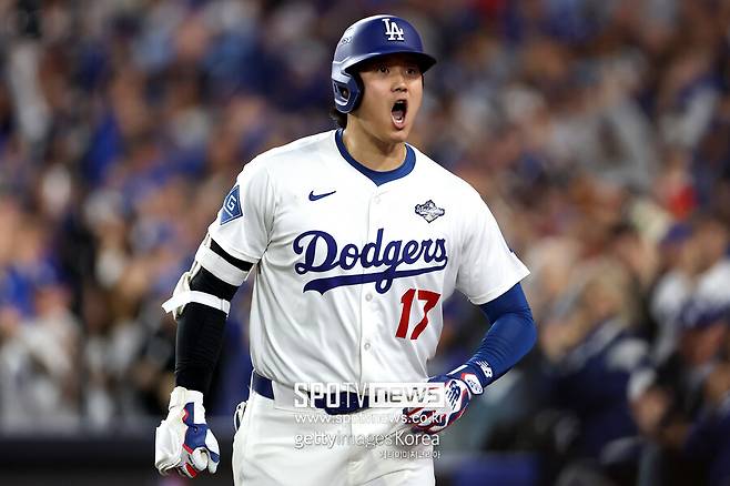 ▲ LA 다저스 오타니 쇼헤이가 28일 토론토 블루제이스와의 월드시리즈 3차전에서 홈런을 친 뒤 포효하고 있다.