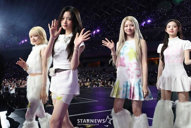 키키를 비롯한 아티스트들이 6일 가오슝 내셔널 스타디움에서 진행된 스타뉴스 주최 '10주년 아시아 아티스트 어워즈 2025(10th Anniversary Asia Artist Awards 2025, '10주년 AAA 2025')에서 피날레 세리머니를 하고 있다.   /사진=김진경 kim.jinkyung@