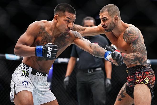 조슈아 반(왼쪽)과 알레산드로 판토자의 경기 중. /사진=UFC 제공