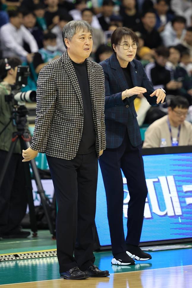 이상범 감독(왼쪽)과 정선민 코치. /사진=WKBL