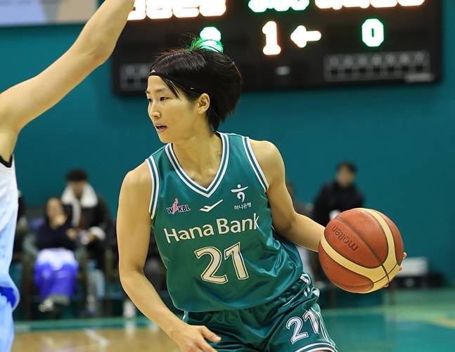 드리블하고 있는 사키. /사진=WKBL