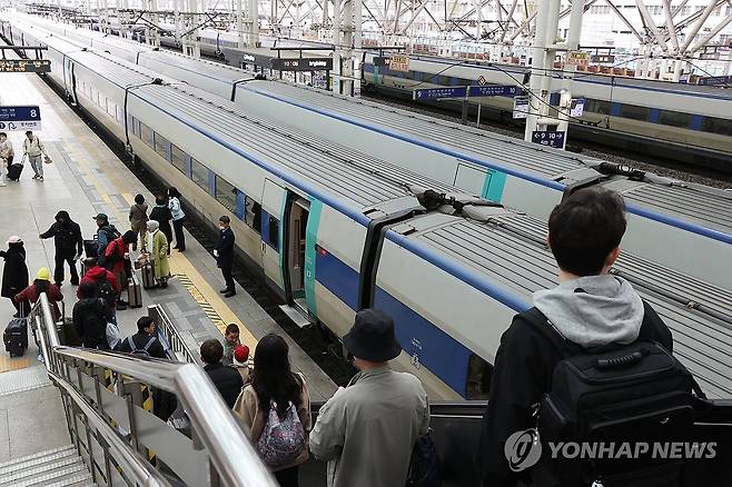 서울역 KTX 탑승객 [연합뉴스 자료사진]