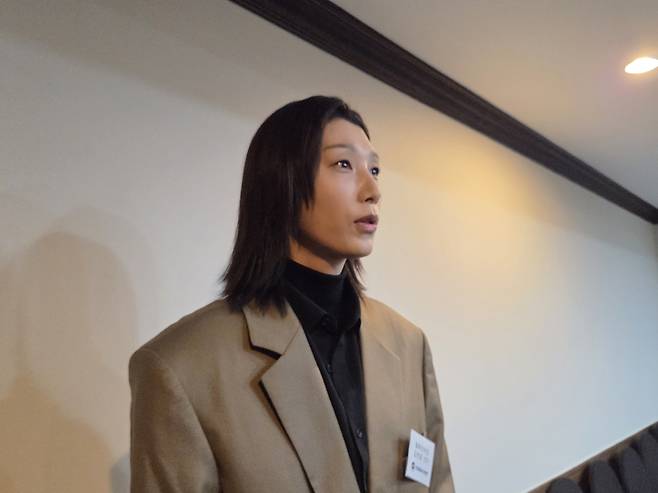 인터뷰하는 김연경 (서울=연합뉴스) 하남직 기자 = 김연경이 8일 서울시 중구 프레스센터에서 열린 한국체육기자연맹 시상식에서 2025년 올해의 선수상을 받은 뒤, 취재진과 인터뷰하고 있다.