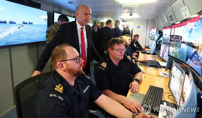 4일 포츠머스 해군기지 방문한 힐리 국방장관 [로이터 연합뉴스 자료사진 재판매 및 DB 금지]