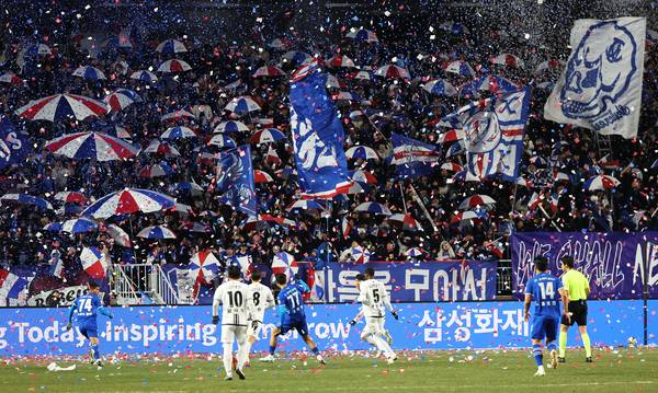 3일 경기도 수원월드컵경기장에서 열린 K리그 승강 플레이오프 1차전 수원 삼성 블루윙즈와 제주SK FC의 경기. 수원 삼성 팬들이 열띤 응원을 하고 있는 모습. /연합뉴스