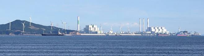 ▲ 석탄을 연료로 1~6호기 총 5.08GW 규모의 발전시설 용량을 갖춘 한국남동발전 영흥화력본부 전경. /사진출처=옹진군