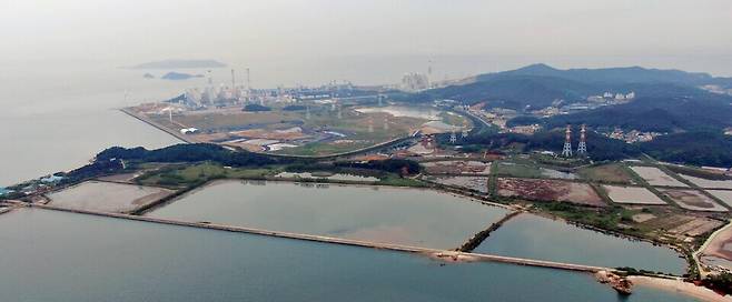 ▲ 청정수소 생산시설과 데이터센터, 해상풍력 배후단지가 결합한 영흥 미래에너지 파크가 들어설 옹진군 영흥면 외리 일대 전경. /사진출처=옹진군