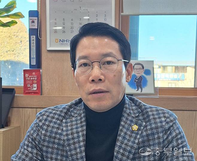 임종훈 포천시의회 의장이 옛 6군단 부지 시유지 반환 문제에 대해 인터뷰하고 있다. 김두현 기자