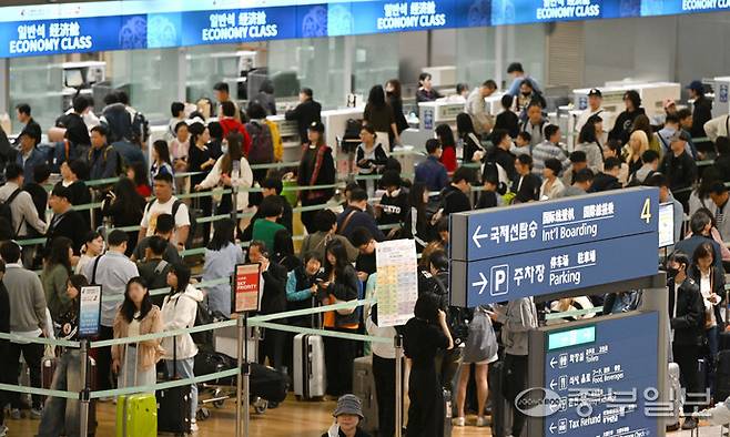 인천시 중구 인천국제공항 제1여객터미널 출국장에서 승객들이 탑승 수속을 위해 줄을 서고 있다. 정선식기자
