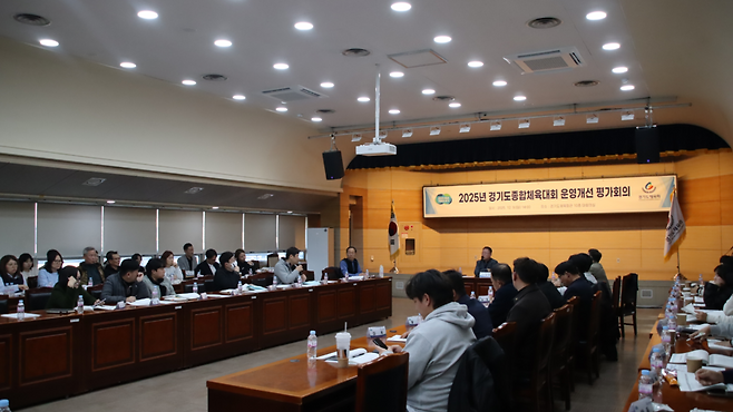 경기도체육회가 9일 수원시 장안구 경기도체육회관에서 진행한 '2025년도 경기도종합체육대회 운영개선 평가회'에서 참석자들이 의견을 나누고 있다.
