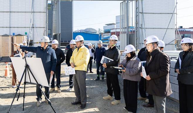 김돈곤 청양군수가 8일 행복누리센터 조성 현장을 찾아 추진상황을 점검하고 있다.(청양군 제공)