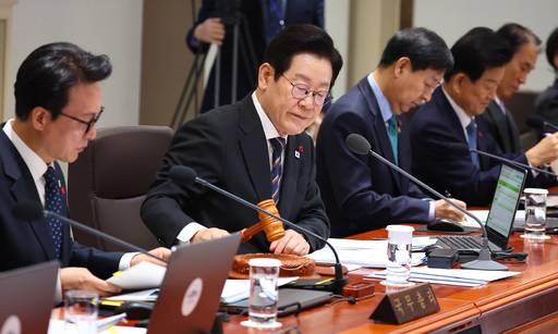 이재명 대통령이 9일 서울 용산 대통령실에서 국무회의 개회를 선언하며 의사봉을 두드리고 있다. /연합뉴스 제공