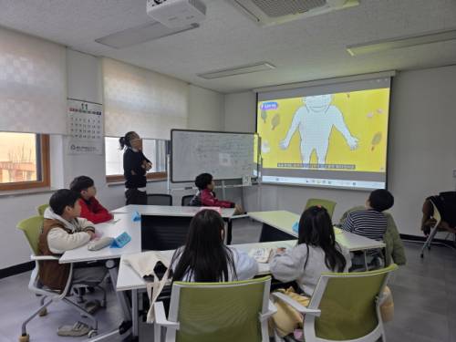 홍천교육도서관에서 학생들을 대상으로 진행한 방학 특강 모습.