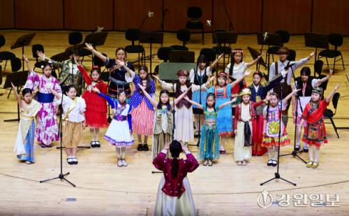 9일 춘천문화예술회관에서 열린 2025 이웃과 함께하는 나눔의 자선음악회