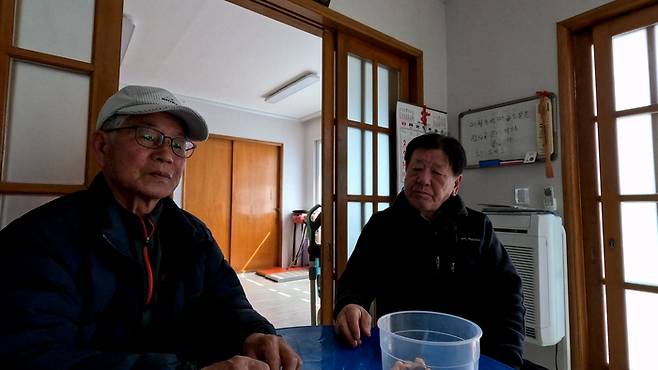 우창길 노인회장, 안병수 할아버지와 대화를 나누고 있다.