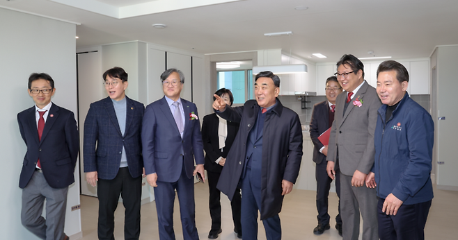 '주거특화형 청년지원센터 개소식'이 9일 울산권 LH주거복지지사(울산 남구 돋질로 220)에서 개최된 가운데 김두겸 울산시장, 오주헌 LH공공주택본부장 등이 시설 라운딩을 하고 있다. 이수화 기자