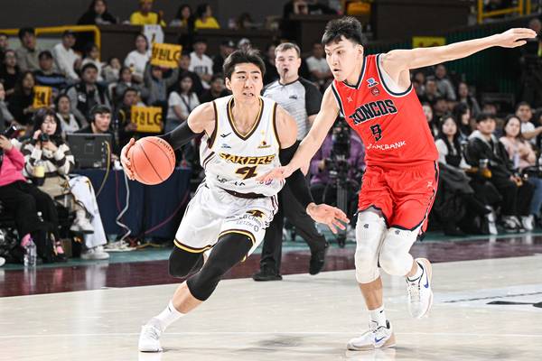 창원LG 양홍석이 9일 창원체육관에서 열린 몽골 자크 브롱코스와 경기에서 드리블하고 있다. /EASL