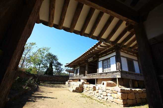 두들마을 안에 있는 석재서당 _한국관광공사 제공